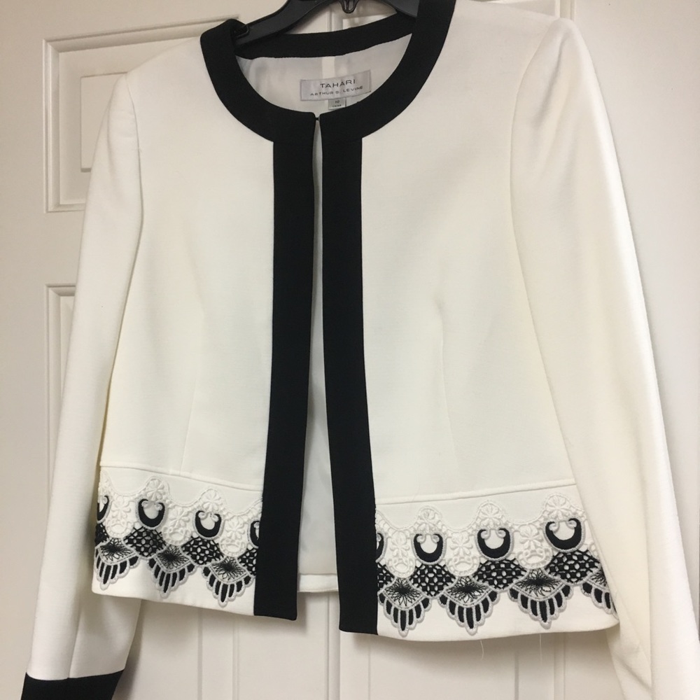Tahari women’s suit. Size 10 white/black